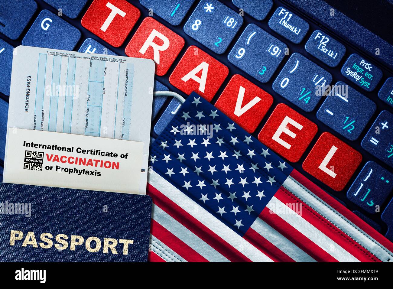 NUOVO concetto DI viaggio normale NEGLI STATI UNITI con passaporto, carta d'imbarco, maschera facciale con bandiera USA e certificato di vaccinazione COVID-19 su tastiera. Pastore vaccino Foto Stock