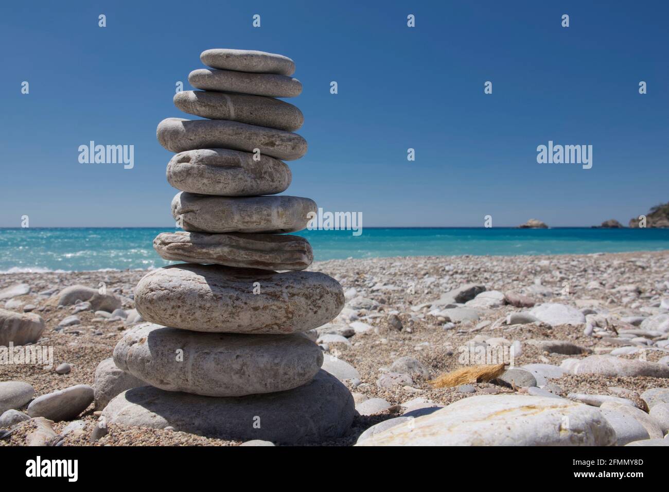 Cairns o pile di ciottoli alla spiaggia di Kabak, Mugla, Turchia Foto Stock