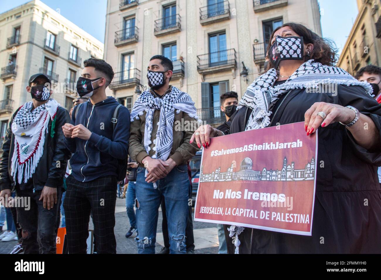 Barcellona, Spagna. 10 maggio 2021. Il manifestante ha un cartello con su scritto Save Sheikh Jarrah non lasceremo Gerusalemme, la capitale della Palestina durante la manifestazione. La Comunità palestinese di Catalogna ha tenuto una manifestazione contro lo Stato di Israele, di fronte alla generalità della Catalogna, Per gli incidenti verificatisi negli ultimi giorni, in cui almeno 169 palestinesi sono stati feriti dalla polizia israeliana nei pressi della moschea di al Aqsa a Gerusalemme. I palestinesi protestano contro i piani di sradicarsi più di 30 famiglie nello sceicco Jarrah per far posto al popolo israeliano. Credit: SOPA Images Limited/Alamy Live News Foto Stock