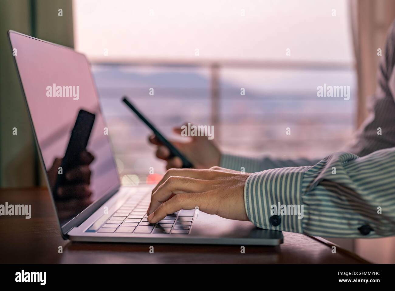 Primo piano di mani che lavorano a casa nel soggiorno Foto Stock