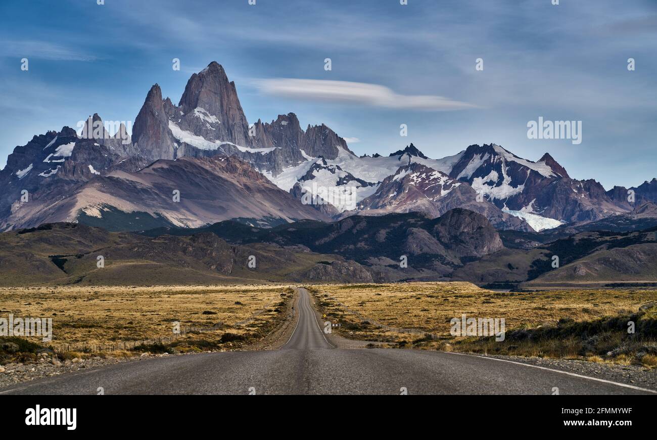 Strada verso El Chalten con famose montagne Fitz Roy e Cerro Torre, Patagonia, Argentina Foto Stock