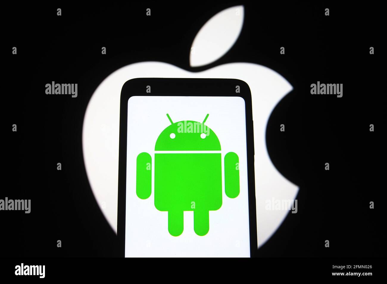 In questa illustrazione fotografica il logo Android di un sistema operativo  mobile viene visualizzato sullo schermo di uno smartphone con il logo Apple  sullo sfondo Foto stock - Alamy