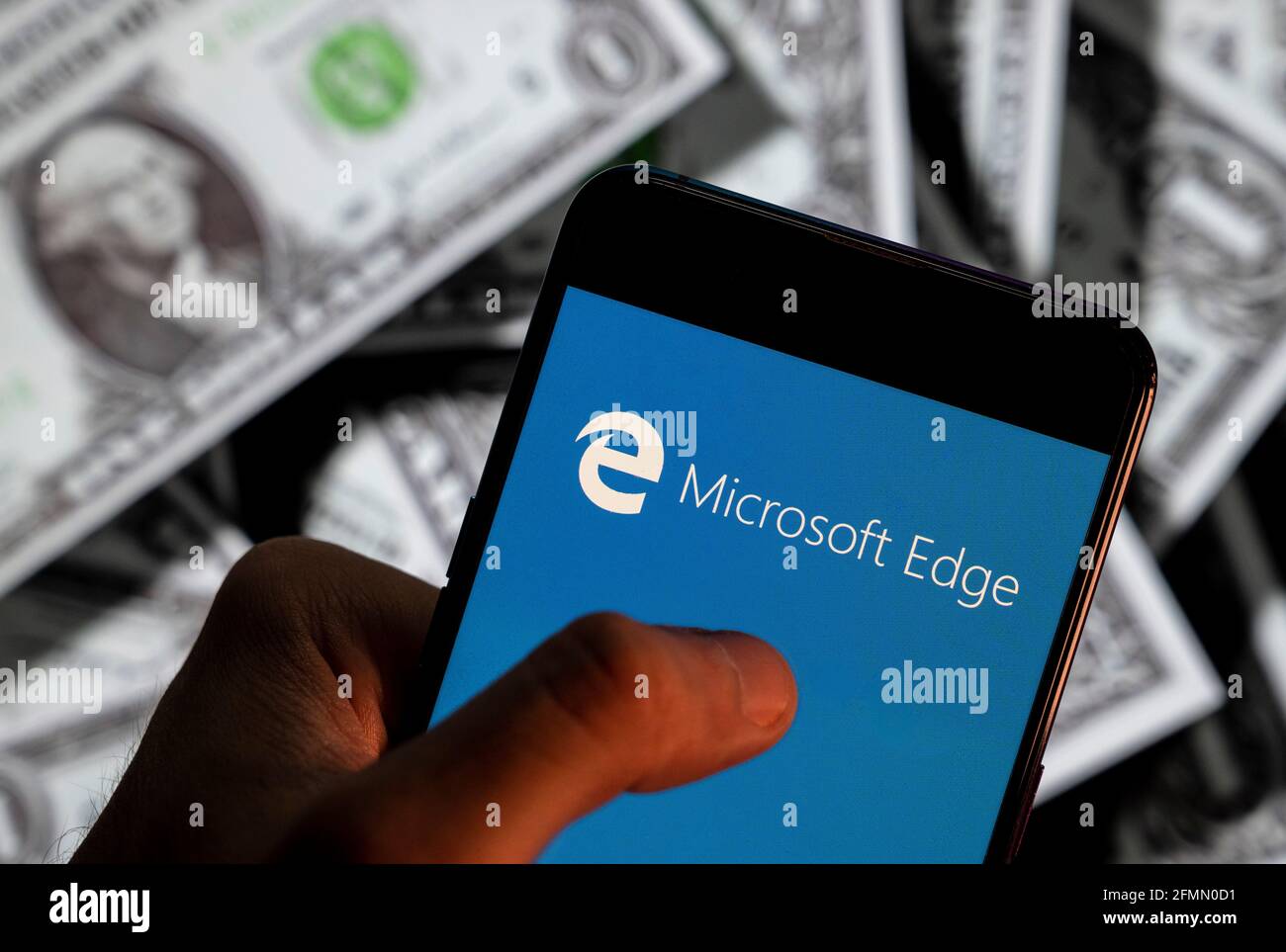 Cina. 21 Apr 2021. In questa illustrazione è illustrato il logo del browser Web americano sviluppato da Microsoft, Microsoft Edge, visualizzato su uno smartphone con la valuta USD (dollaro statunitense) sullo sfondo. (Foto di Budrul Chukrut/SOPA Images/Sipa USA) Credit: Sipa USA/Alamy Live News Foto Stock