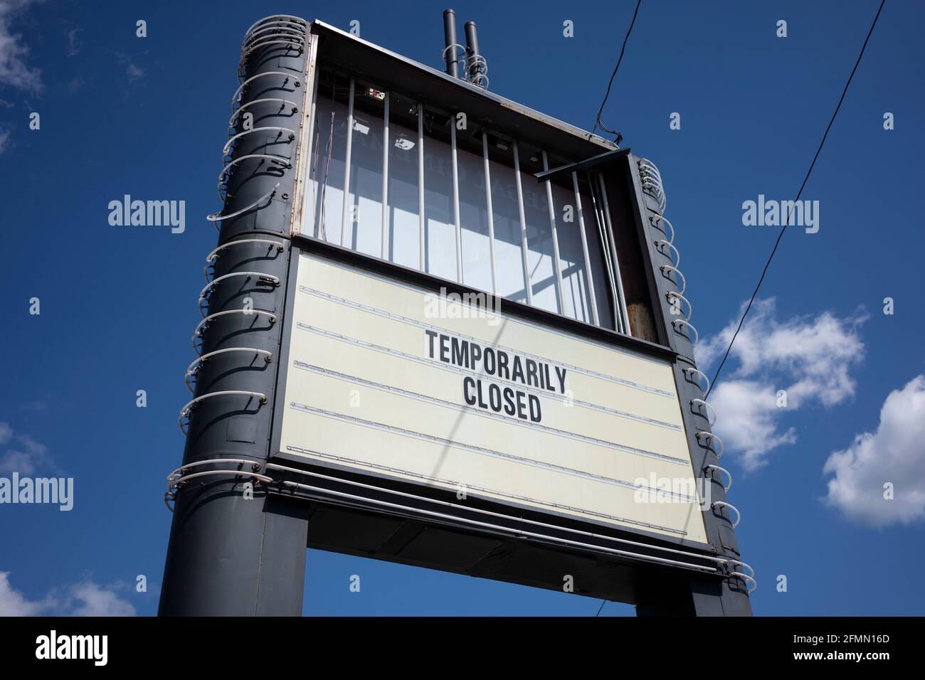 Chiusura del cartellone stagionato visto fuori dalla sede temporaneamente chiusa di Regal Cinemas a Tigard, Oregon, martedì 4 maggio 2021. Foto Stock