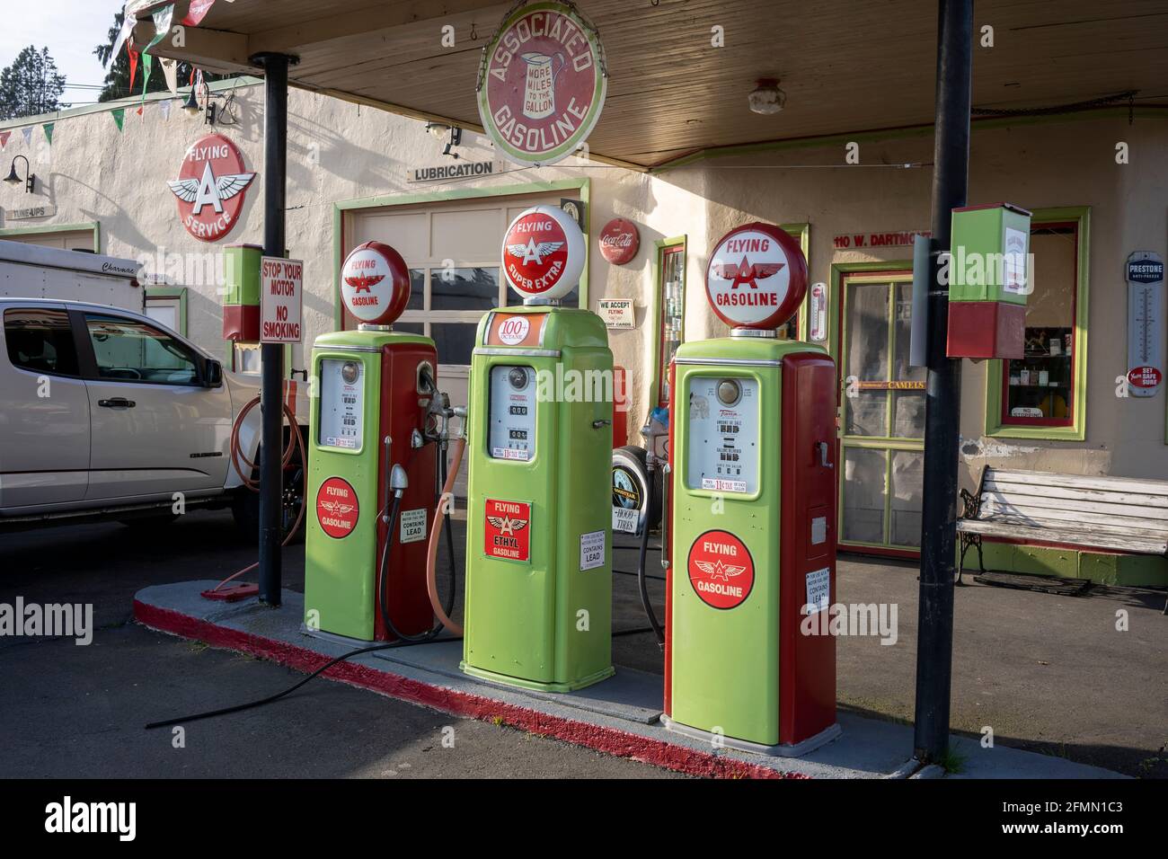 Restaurato vintage Flying A gas Station con un trio di pompe porcellane e un portico swing, ora che serve come moto e ATV parti e accessori negozio... Foto Stock