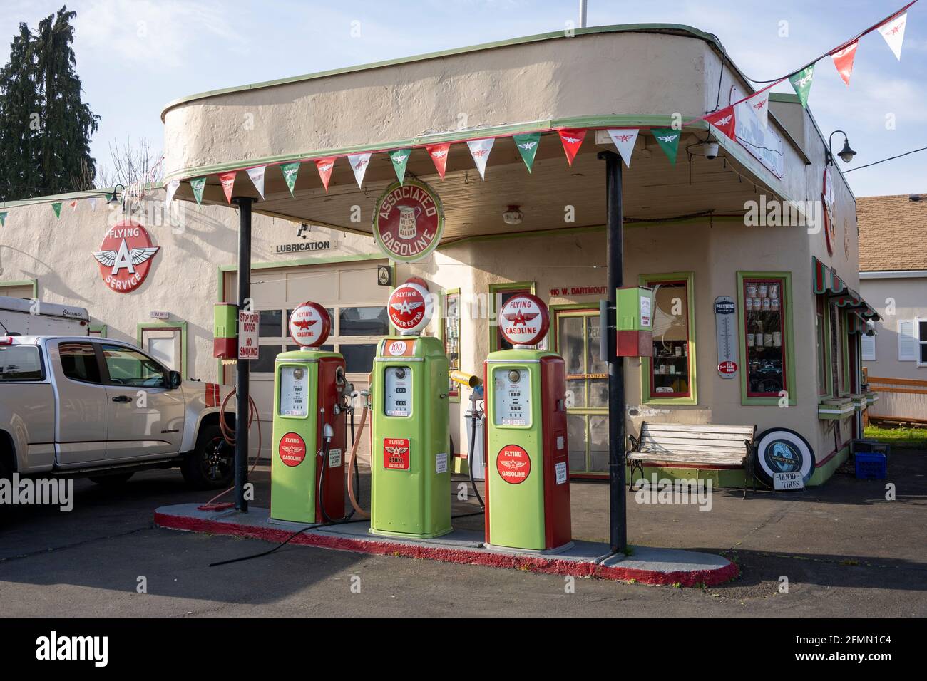 Restaurato vintage Flying A gas Station con un trio di pompe porcellane e un portico swing, ora che serve come moto e ATV parti e accessori negozio... Foto Stock