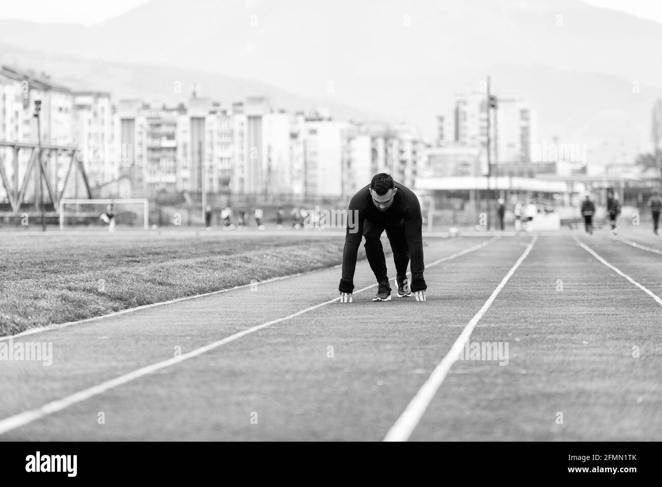 Sprinter Man in esecuzione su Red Tracks Lanes in Track e. Stadio Field Foto Stock