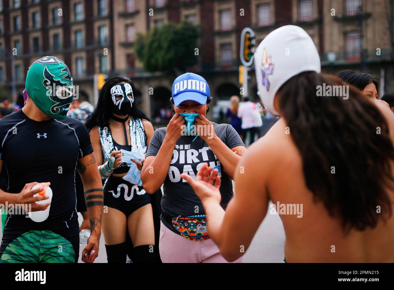 Messico, Messico. 10 maggio 2021. Un commuter indossa una maschera facciale donata a lei dai Luchadores messicani. 'La Brigata due delle tre cascate' chiamato dal messicano City Youth Institute ha fatto un giro di Madero Street nel centro storico incoraggiando l'uso di maschere facciali, poiché la pandemia continua ancora nonostante il semaforo epidemiologico giallo. Credit: SOPA Images Limited/Alamy Live News Foto Stock