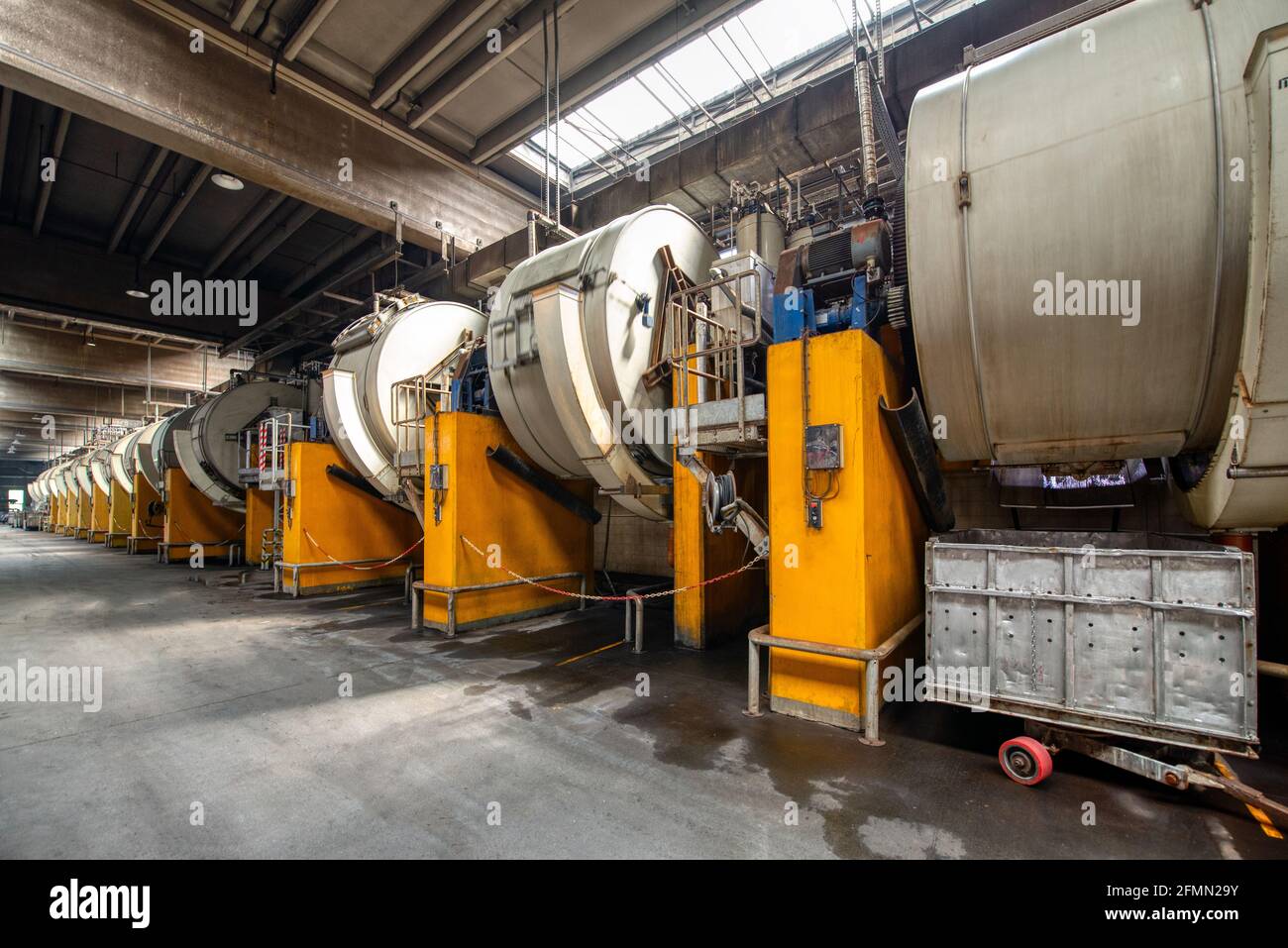 Officina di cuoio. Grandi barili in legno per la concia di cuoio bovino. Foto Stock