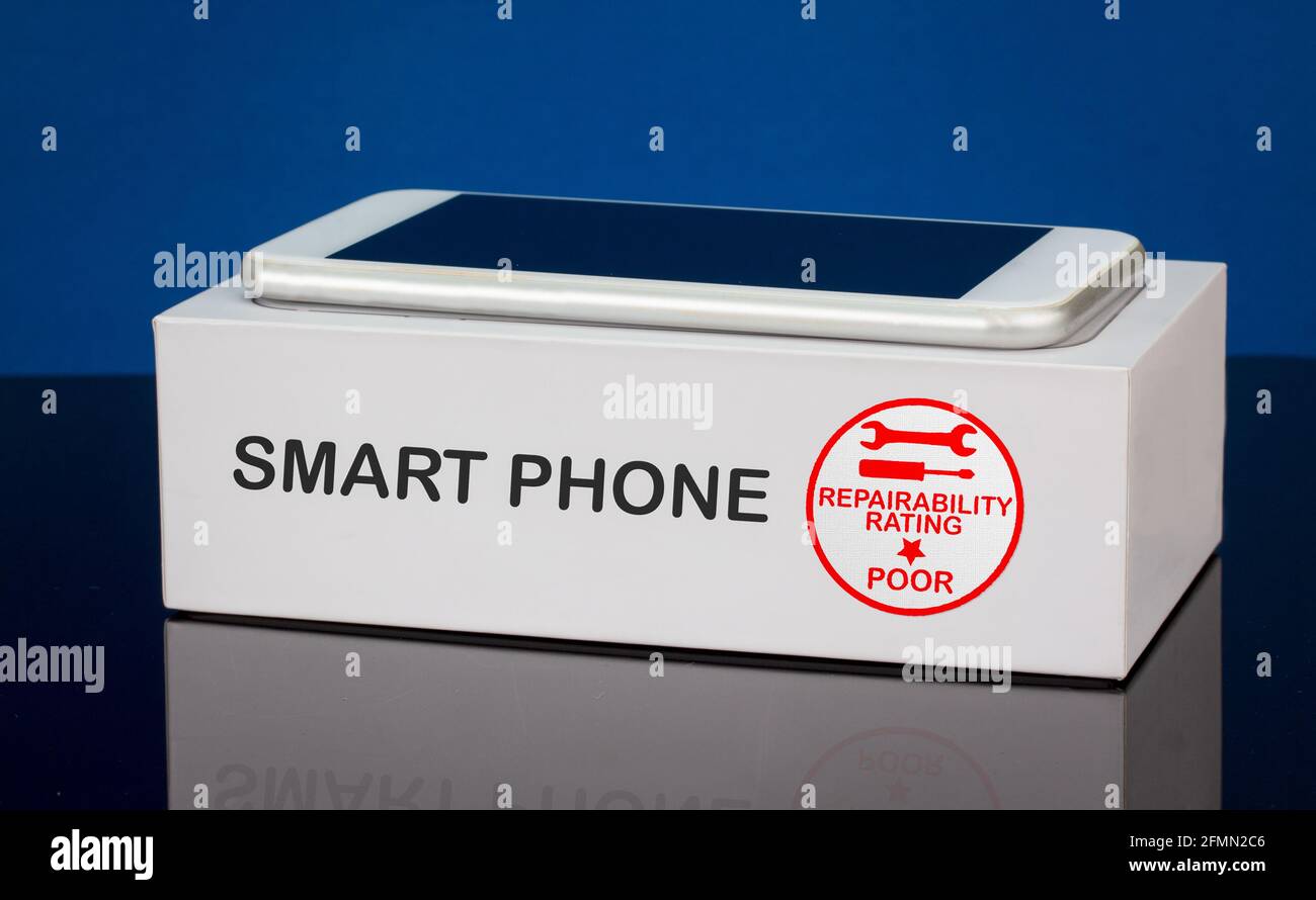 Etichetta classificazione riparabilità scadente sullo smartphone sulla scatola, che informa il cliente della capacità di riparazione. Diritto dei consumatori di riparare per ridurre i rifiuti Foto Stock
