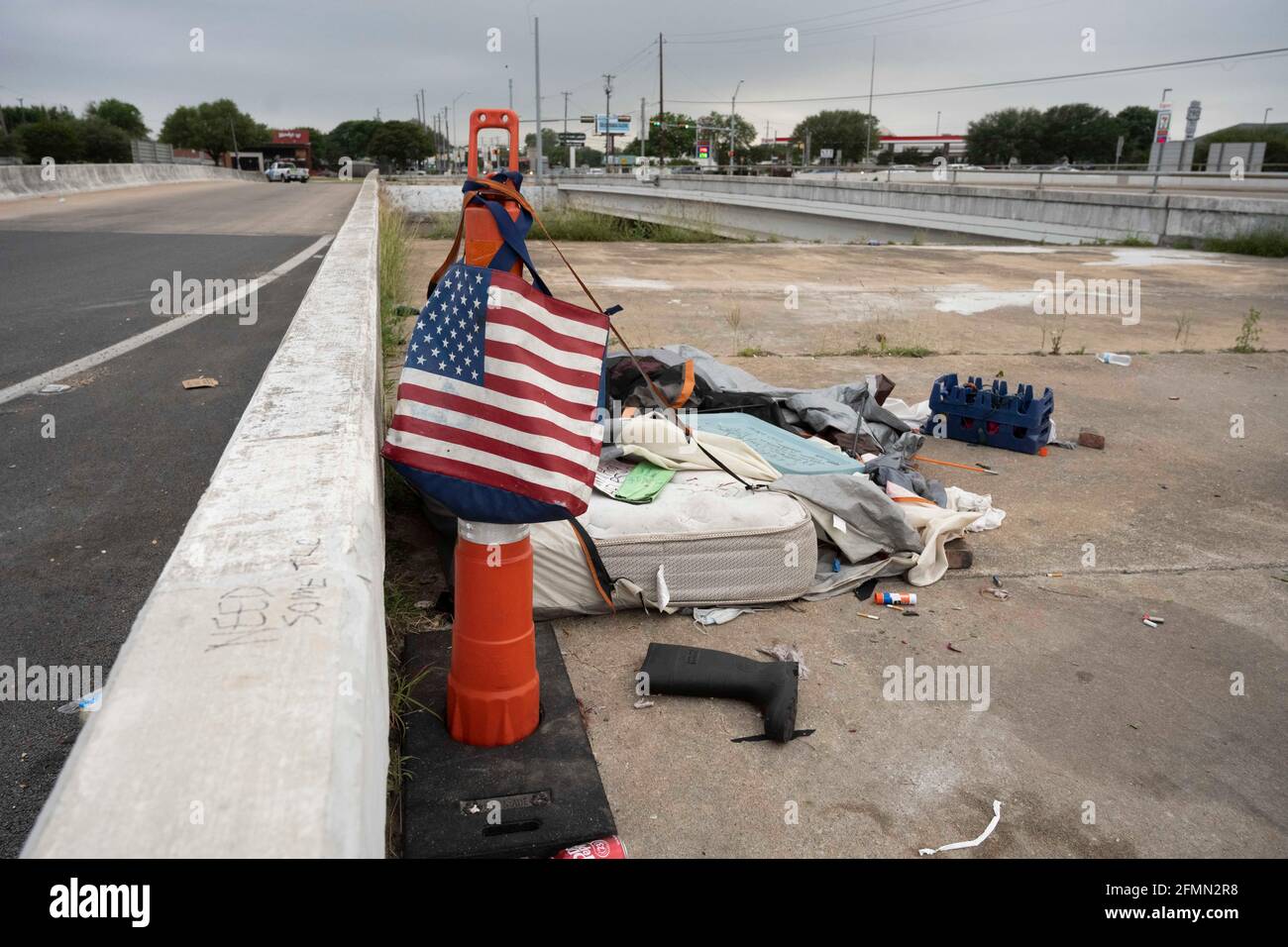 Un campo senza dimora ad Austin, Texas, sul cavalcavia di South Congress Avenue e di ben White Blvd est. Ausitn inizia un nuovo crackdown sui senzatetto e campeggio in pubblico il martedì con un periodo di grazia di 30 giorni prima che la polizia inizi l'applicazione. ©Bob Daemmrich Foto Stock