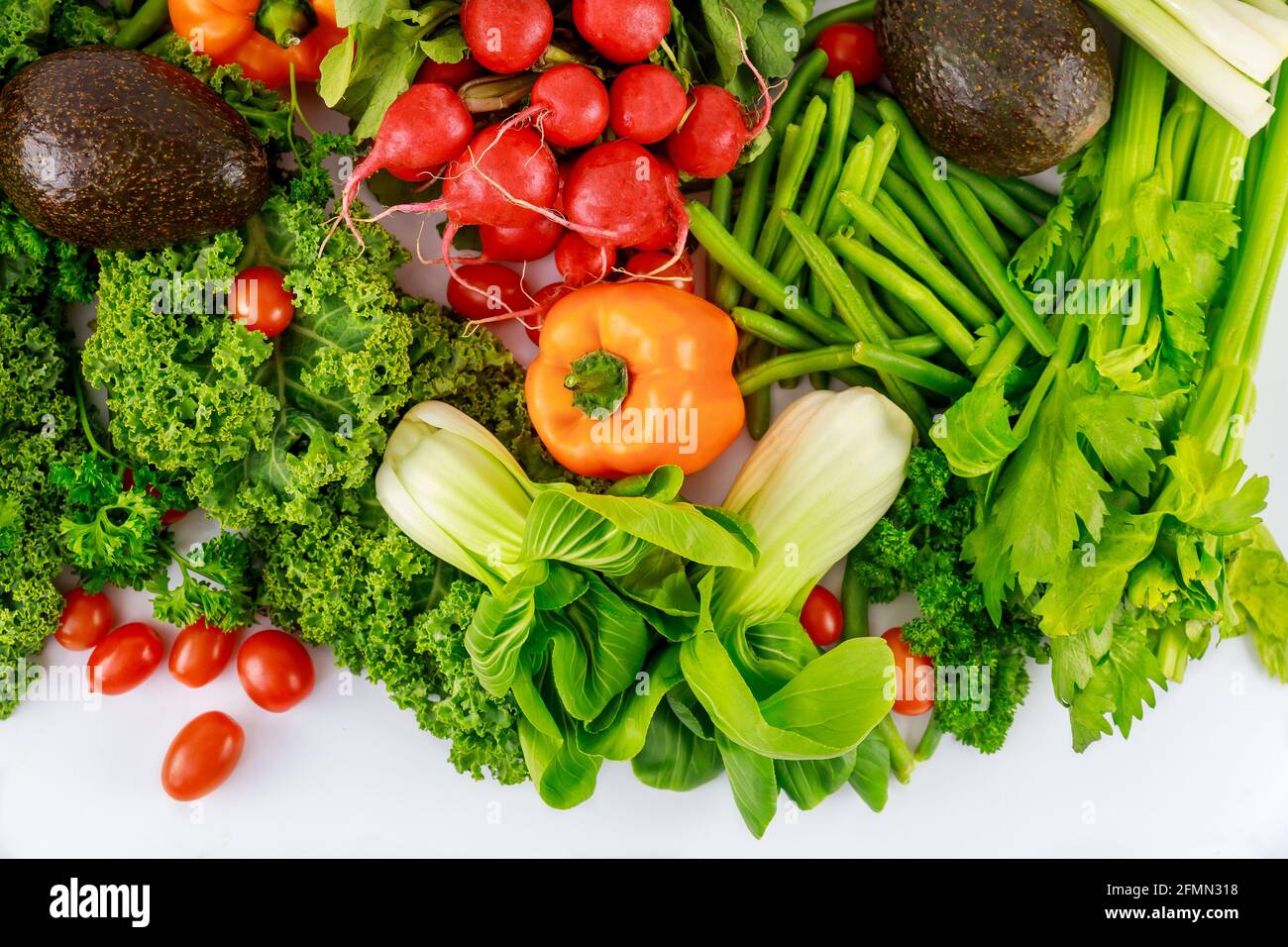 Verdure fresche e sane e colorate su sfondo bianco. Foto Stock