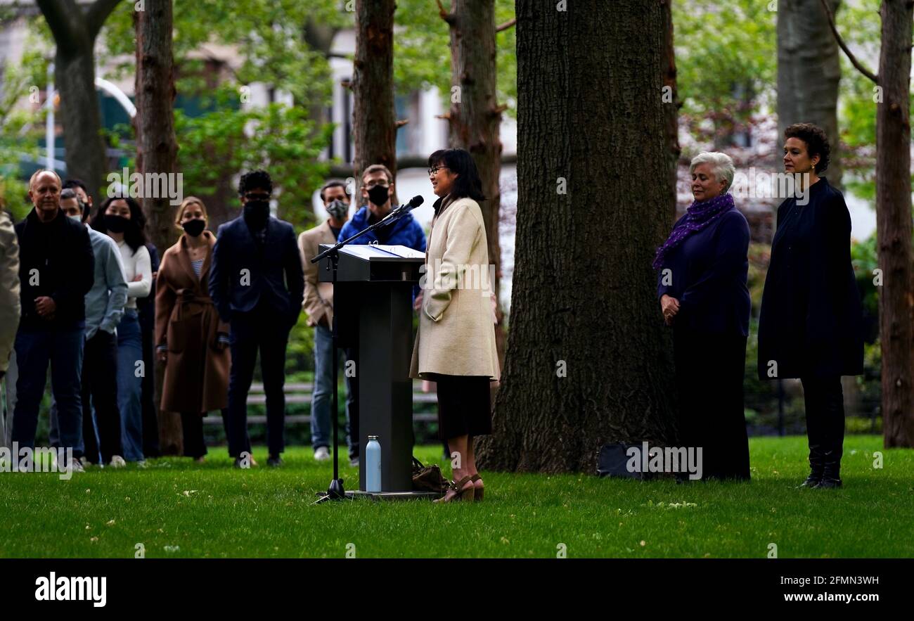 10 maggio 2021 - New York City, New York, Stati Uniti: L'artista e designer Maya Lin parla durante la cerimonia di dedica per la Ghost Forest al Madison Square Park di New York. L'installazione sensibile del sito è costituita da quarantanove alberi di cedro bianchi dell'Atlantico, vittime dell'inondazione di acqua salata ed è destinata ad essere un simbolo sia della devastazione del cambiamento climatico e della perdita di foreste in tutto il mondo, e chiamata ad un'azione individuale. L'installazione sarà in mostra fino a novembre e sarà offerta anche una varietà di programmi educativi e di sensibilizzazione. Foto Stock