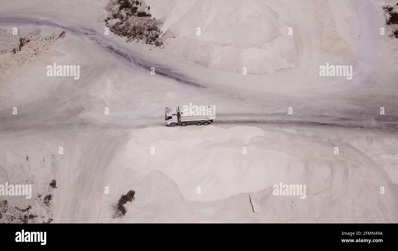 Vista aerea su un carrello caricato con calce nella fabbrica di cava. Foto Stock