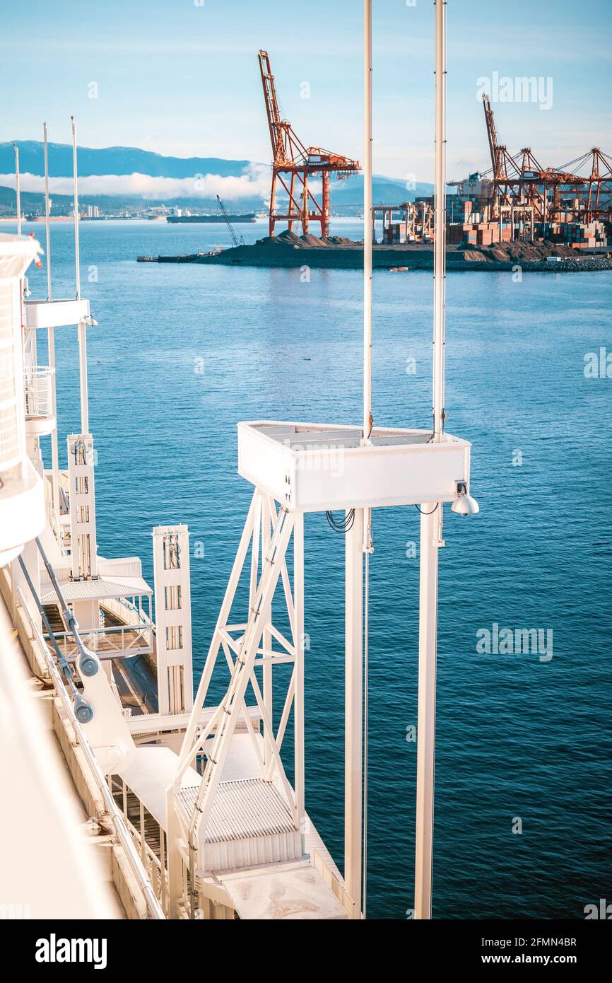 Il panoramico porto di Vancouver Harbour Inlet di mattina presto, in una giornata di sole. Lungomare oceanico con gru industriali, container e autocisterna. Trasporto o. Foto Stock