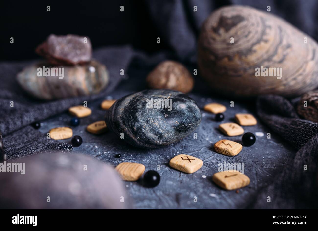 Posto per il vostro prodotto sulla pietra su un tavolo della strega in un'atmosfera scura. Derisione. Foto Stock