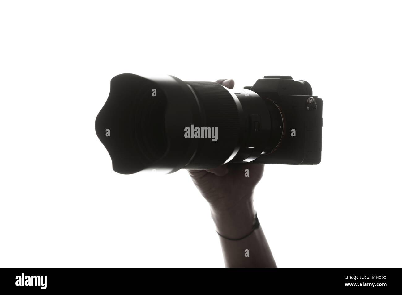 Fotografo con fotocamera su sfondo bianco. Foto Stock