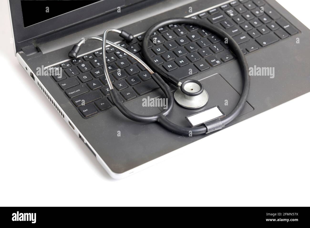 Luogo di lavoro del medico con computer portatile e stetoscopio e smartphone su tavolo bianco foto vista dall'alto. Foto Stock