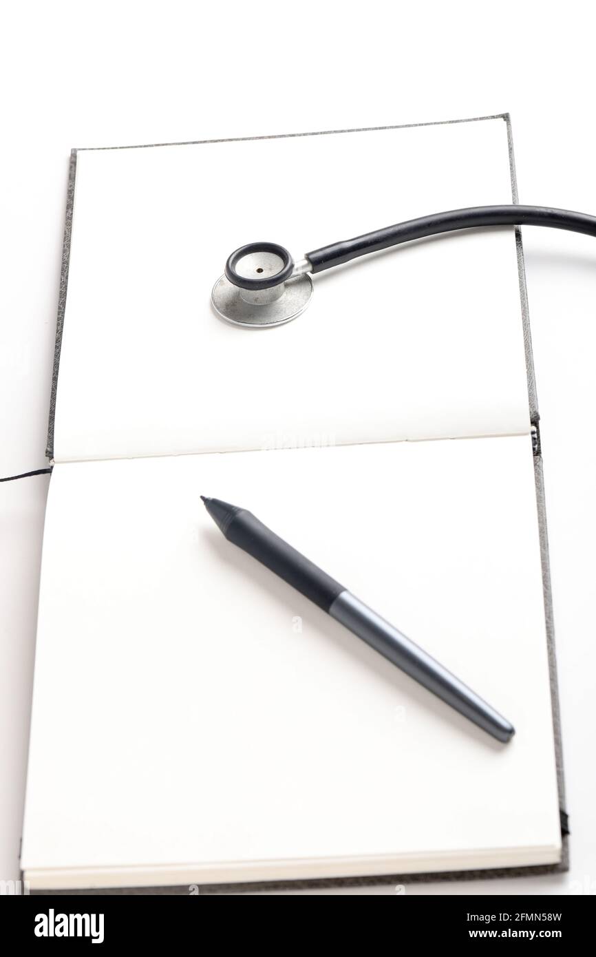 Stetoscopio nero che giace sul diario, medicina. Foto Stock