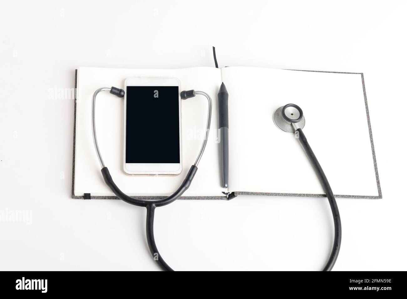 Stetoscopio nero che giace sul diario, medicina. Foto Stock