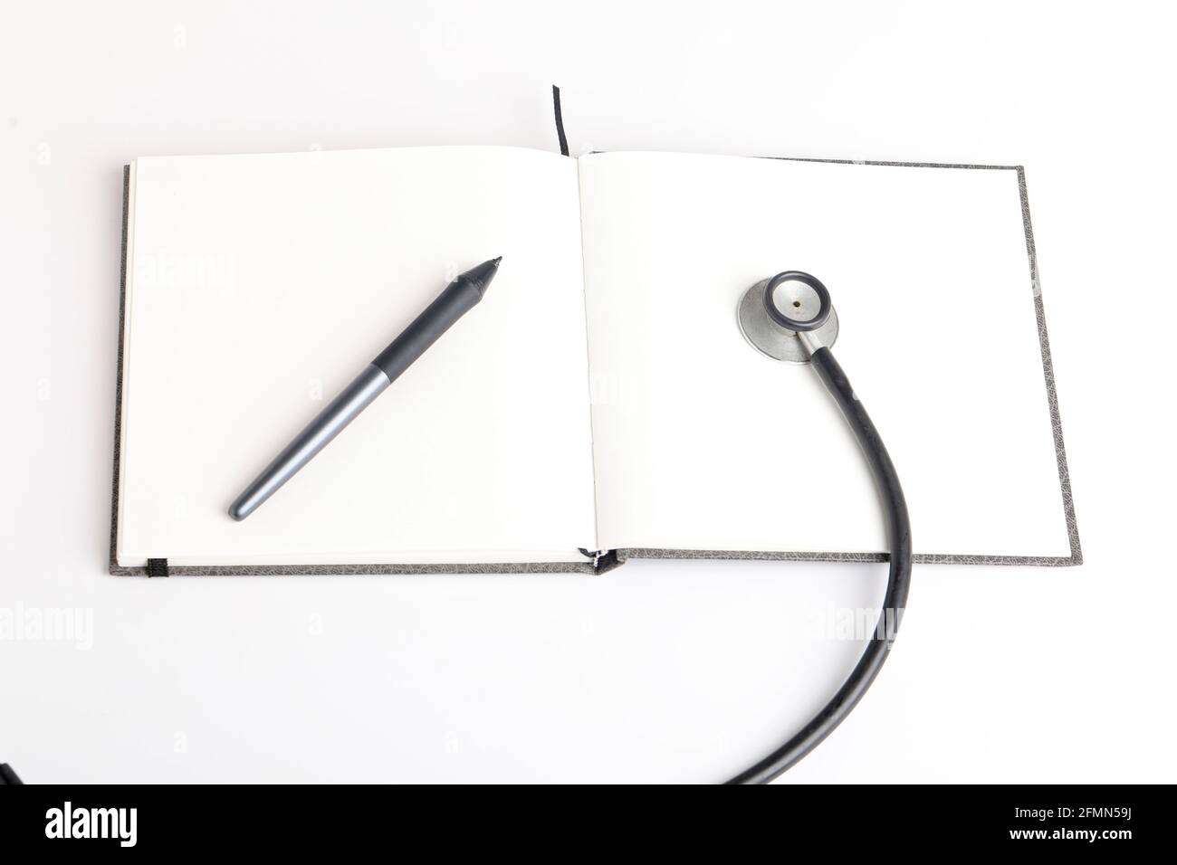 Stetoscopio nero che giace sul diario, medicina. Foto Stock