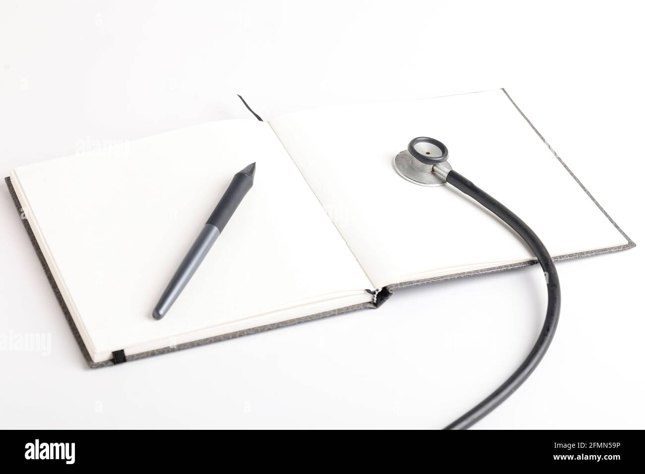Stetoscopio nero che giace sul diario, medicina. Foto Stock
