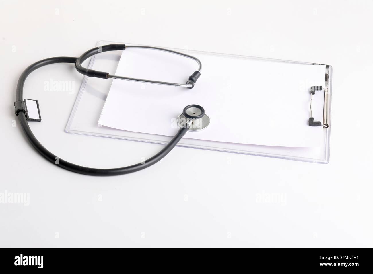 Stetoscopio nero che giace sul diario, medicina. Foto Stock
