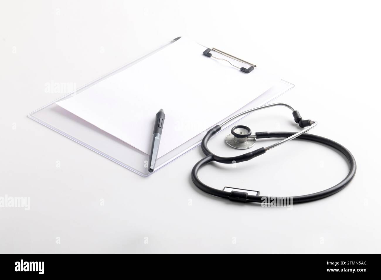 Stetoscopio nero che giace sul diario, medicina. Foto Stock