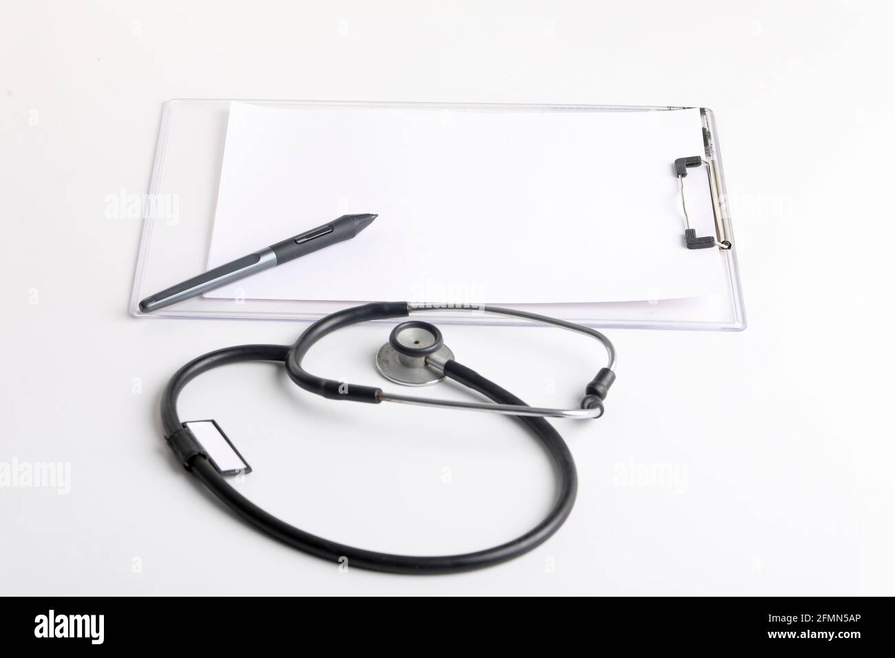 Stetoscopio nero che giace sul diario, medicina. Foto Stock