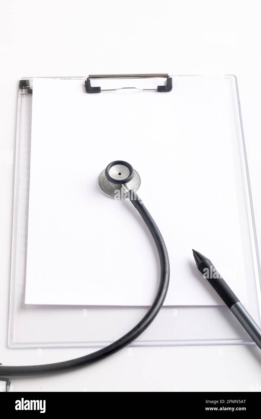 Stetoscopio nero che giace sul diario, medicina. Foto Stock