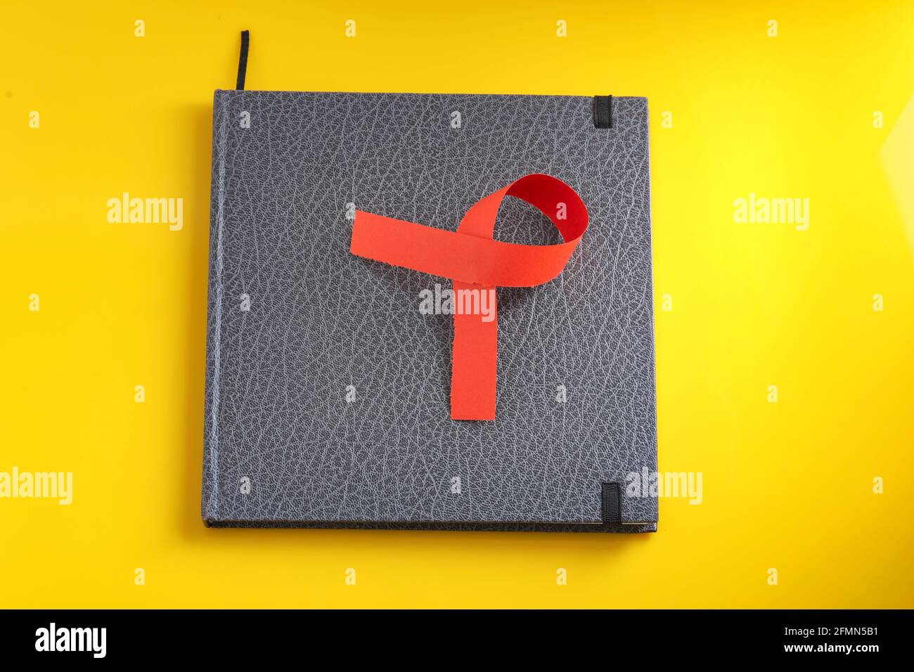 diario medico su sfondo giallo Foto Stock