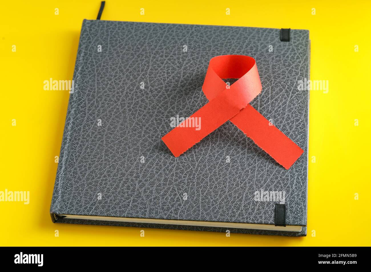 diario medico su sfondo giallo Foto Stock