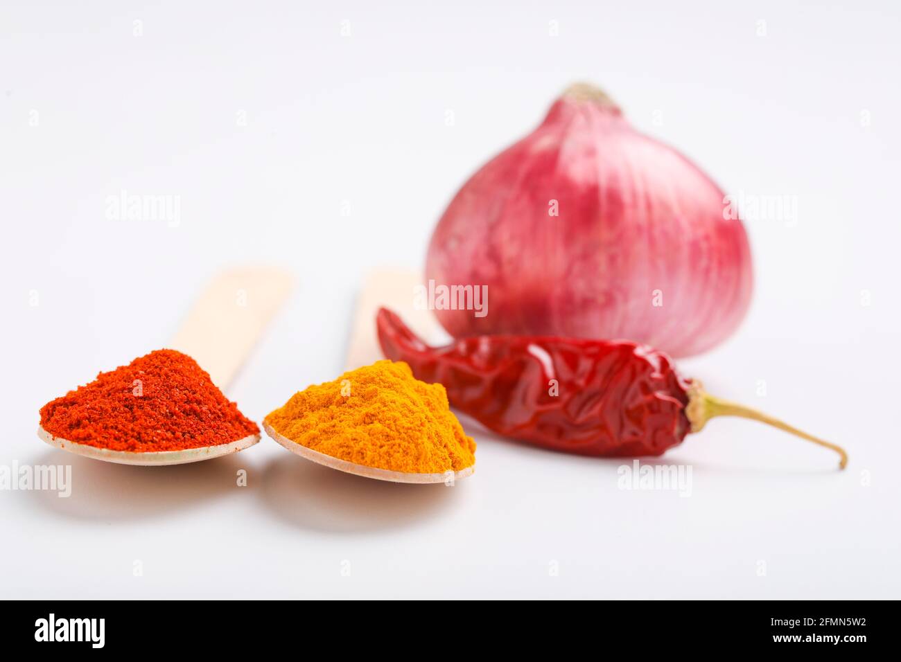 Spezie ingrediente cipolla, peperoncino rosso in polvere e curcuma in polvere su sfondo bianco. Foto Stock