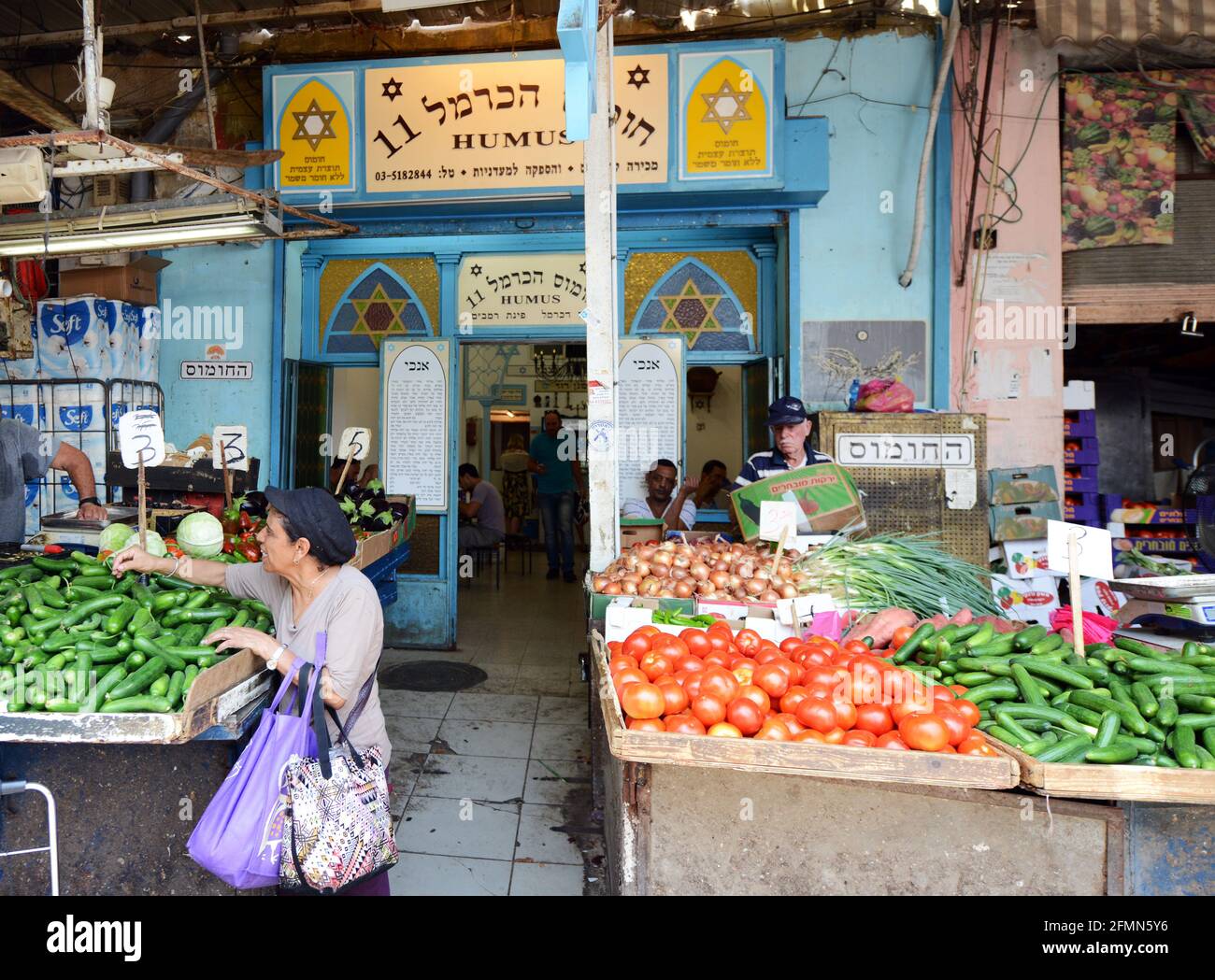 Il famoso Humus HaCarmel al mercato Carmel in Tel Aviv. Foto Stock