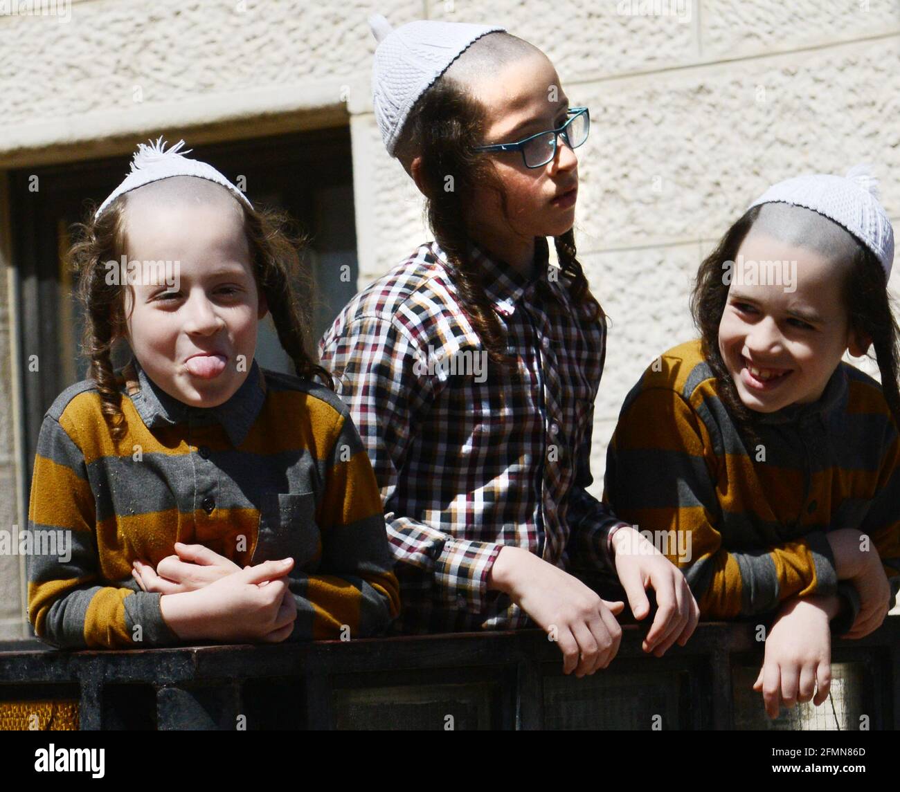 Ragazzi Asidici nel quartiere Mea Shearim di Gerusalemme. Foto Stock