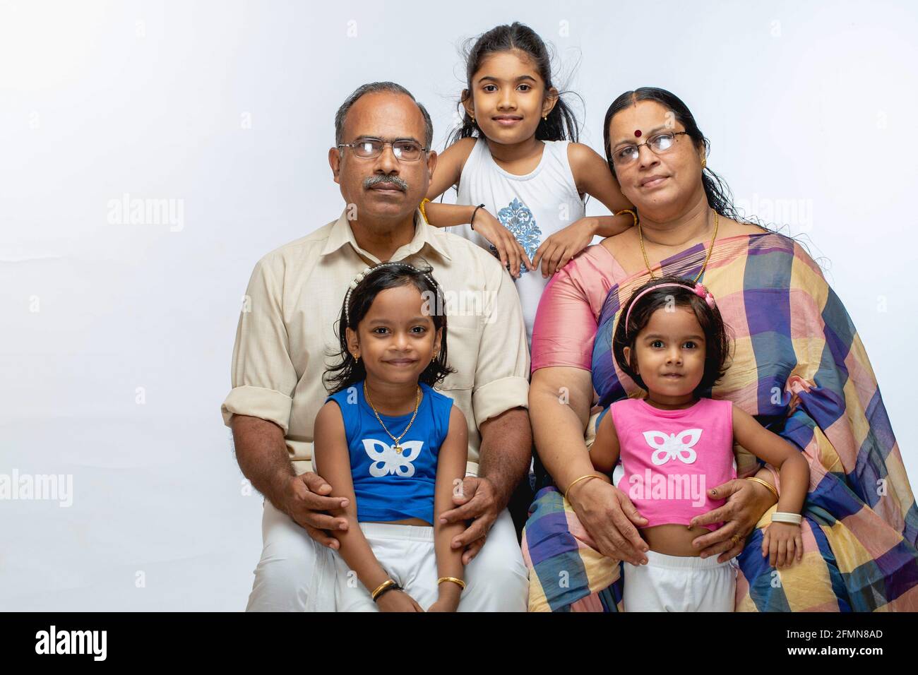 Famiglia Indiana felice, grandi genitori e bambini, isolati su sfondo bianco. Foto Stock