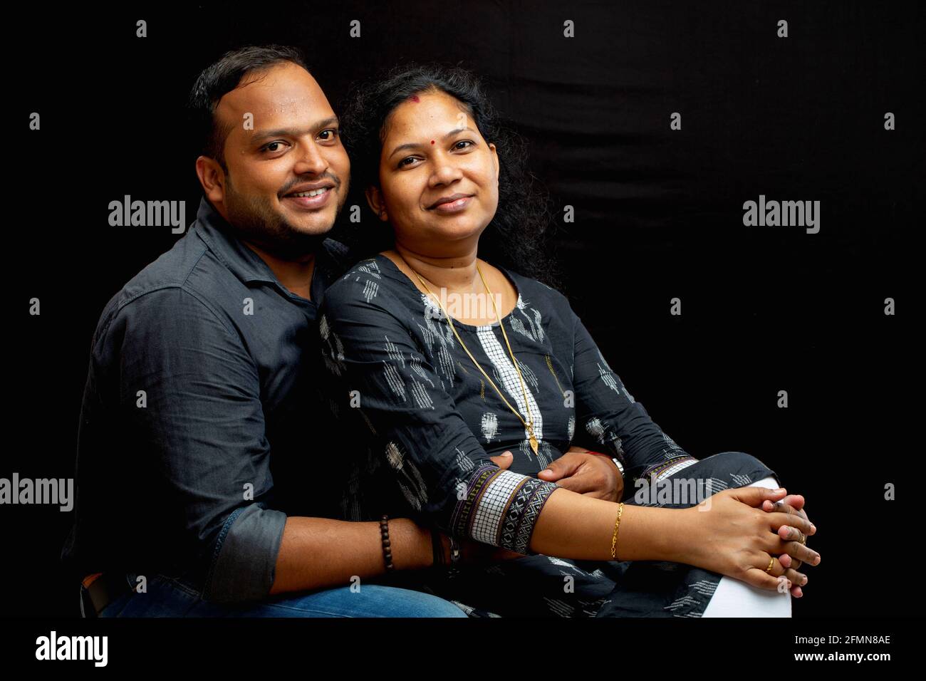 Coppie indiane, ritratto di felice coppia indiana isolato su sfondo nero Foto Stock