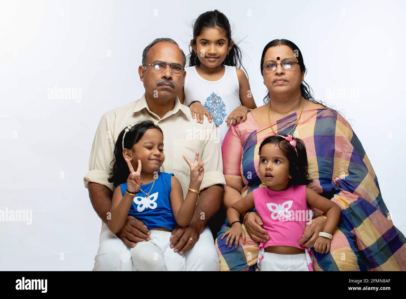 Famiglia Indiana felice, grandi genitori e bambini, isolati su sfondo bianco. Foto Stock
