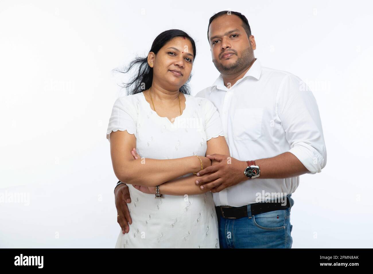 Coppie indiane, ritratto di felice coppia indiana isolato su sfondo bianco Foto Stock