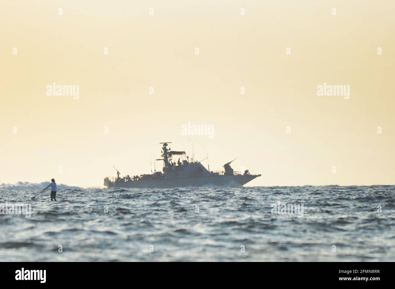 Una nave israeliana di pattuglia marina che pattuglia la costa israeliana. Foto Stock
