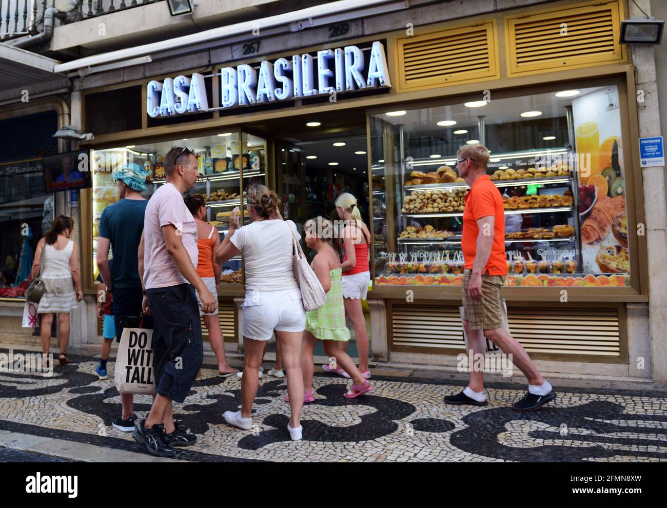 Il popolare Pastelaria Brasileira Horaris su Augusta street nel centro di Lisbona. Foto Stock