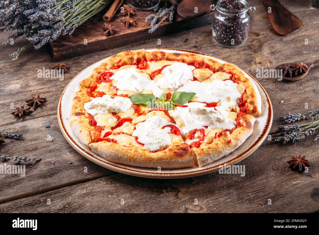 Pizza margherita con mozzarella di bufala Foto Stock