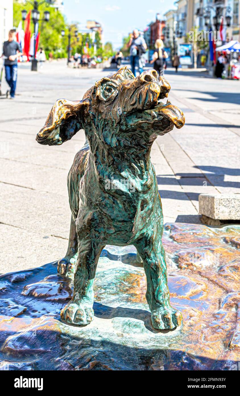 Samara, Russia - 6 maggio 2021: Scultura piccolo cane di bronzo. Frammento del monumento 'zio Stema-militiaman' nella strada pedonale della città Foto Stock