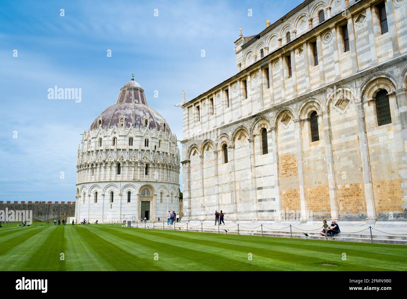 Pisa - Maggio 2021: Piazza dei Miracoli (Piazza dei Miracoli) e il Battistero di Pisa, Toscana, Italia Foto Stock