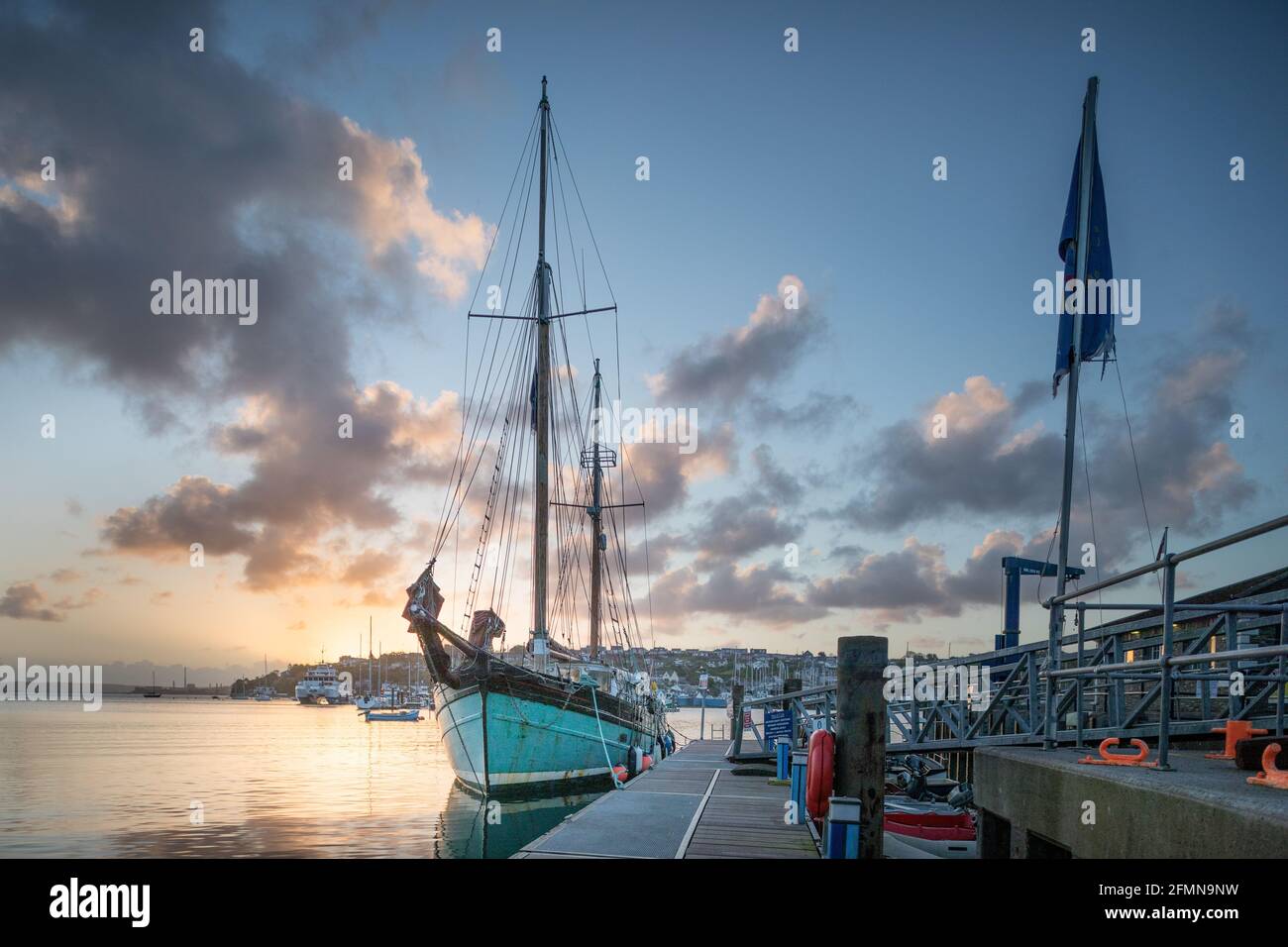 Crosshaven, Cork, Irlanda. 11 Maggio 2021. Brian Ború un Ketch di 20 metri ormeggiò al molo di Crosshaven, Co. Cork all'alba. Costruita nel 1961 lavorava una volta come barca da pesca fino a quando non fu smantellata nel 2006. Ora restaurata, opera come una barca di addestramento della vela. - credito; David Creedon / Alamy Live News Foto Stock