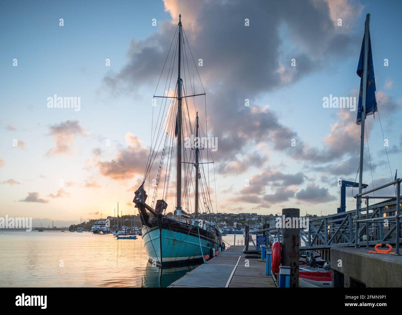 Crosshaven, Cork, Irlanda. 11 Maggio 2021. Brian Ború un Ketch di 20 metri ormeggiò al molo di Crosshaven, Co. Cork all'alba. Costruita nel 1961 lavorava una volta come barca da pesca fino a quando non fu smantellata nel 2006. Ora restaurata, opera come una barca di addestramento della vela. - credito; David Creedon / Alamy Live News Foto Stock