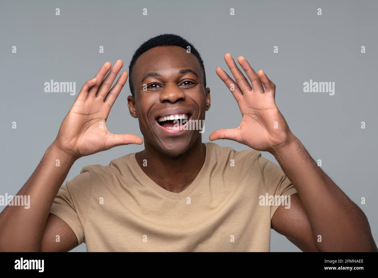 Uomo allegro con sorriso toothy gesturing Foto Stock