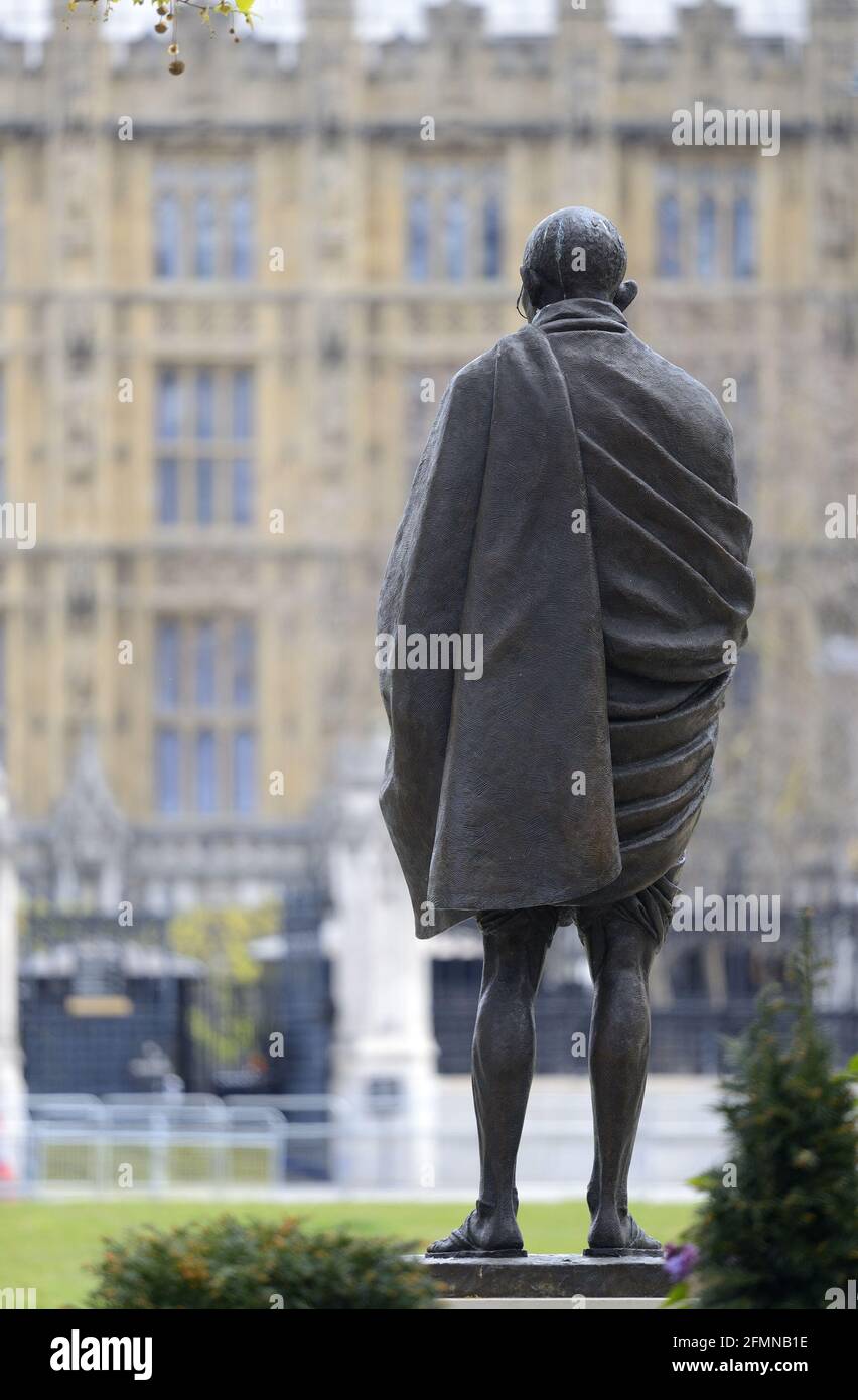 Londra, Inghilterra, Regno Unito. Statua di Mahatma Gandhi, Piazza del Parlamento. (2015: Philip Jackson) eretto in occasione del centesimo anniversario del suo ritorno in India a. Foto Stock