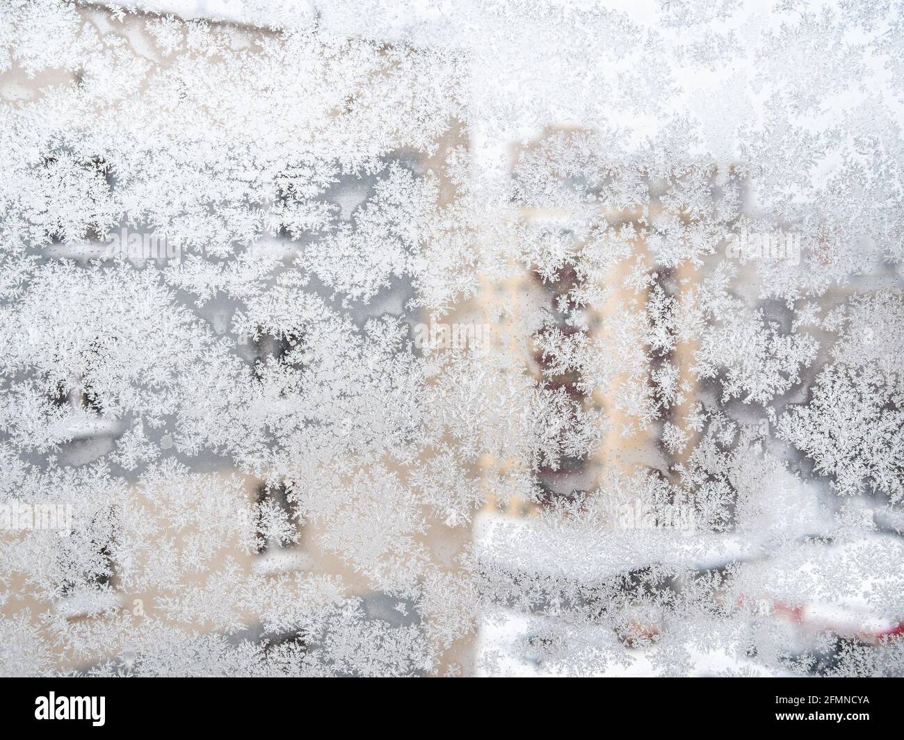 vetro smerigliato e vista delle case urbane in città nella giornata invernale (concentrarsi sulla superficie del parabrezza) Foto Stock