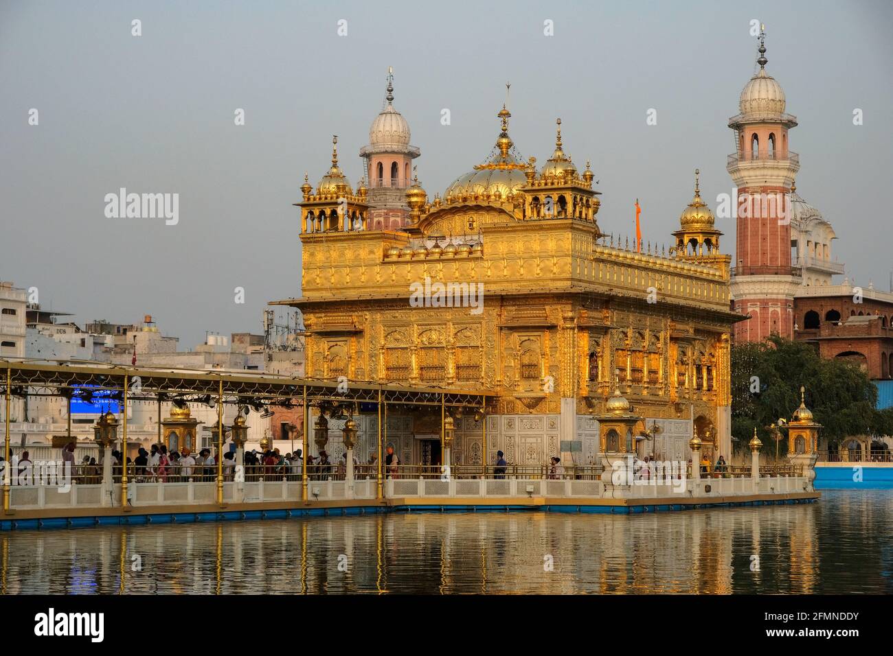 Amritsar, India - 2021 aprile: Pellegrini in visita al Tempio d'Oro ad Amritsar il 28 aprile 2021 ad Amritsar, Punjab, India. Foto Stock